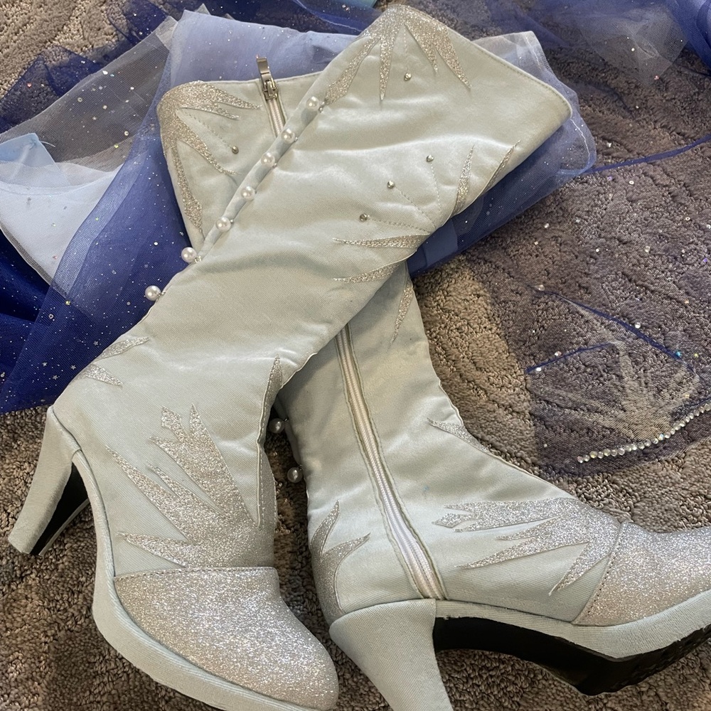 Deluxe Elsa Frozen Cosplay with custom boots - Picture 6 of 7